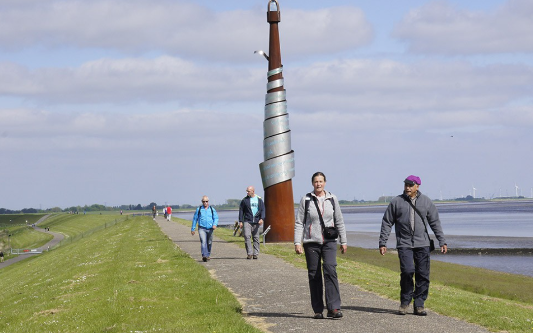 Pinkster Zeedijk Wandeltocht Pinksterfeesten Delfzijl 2024   Dijkloop 